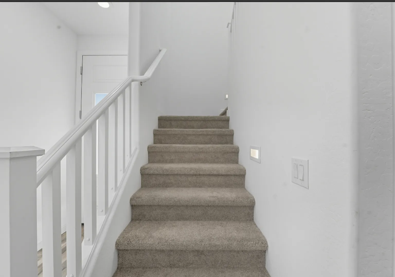 Like new Luxurious Modern townhome with 2 Master Suits in Warner Meadows — Photo 3