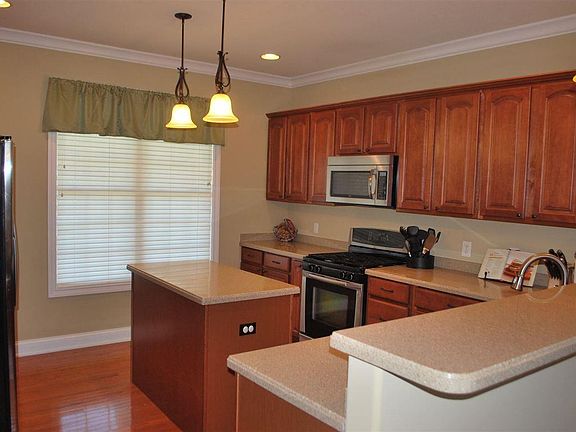 3rd image of 321 Sawyers Ct