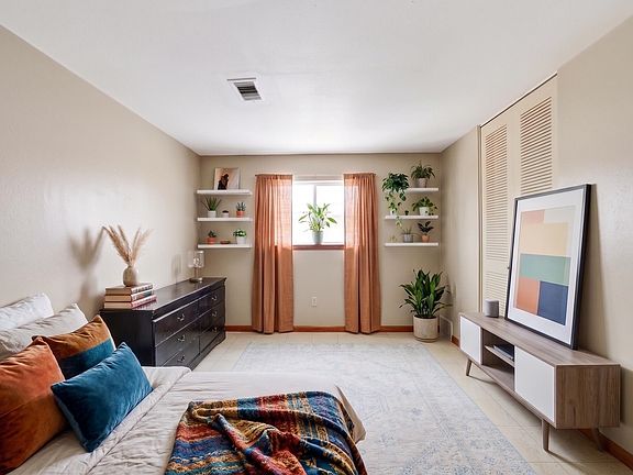 3rd image of 213 East Blf