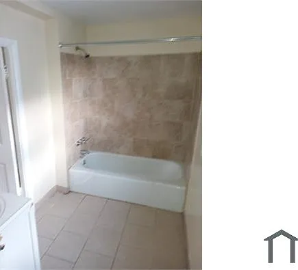 2445 Woodford St — Photo 4