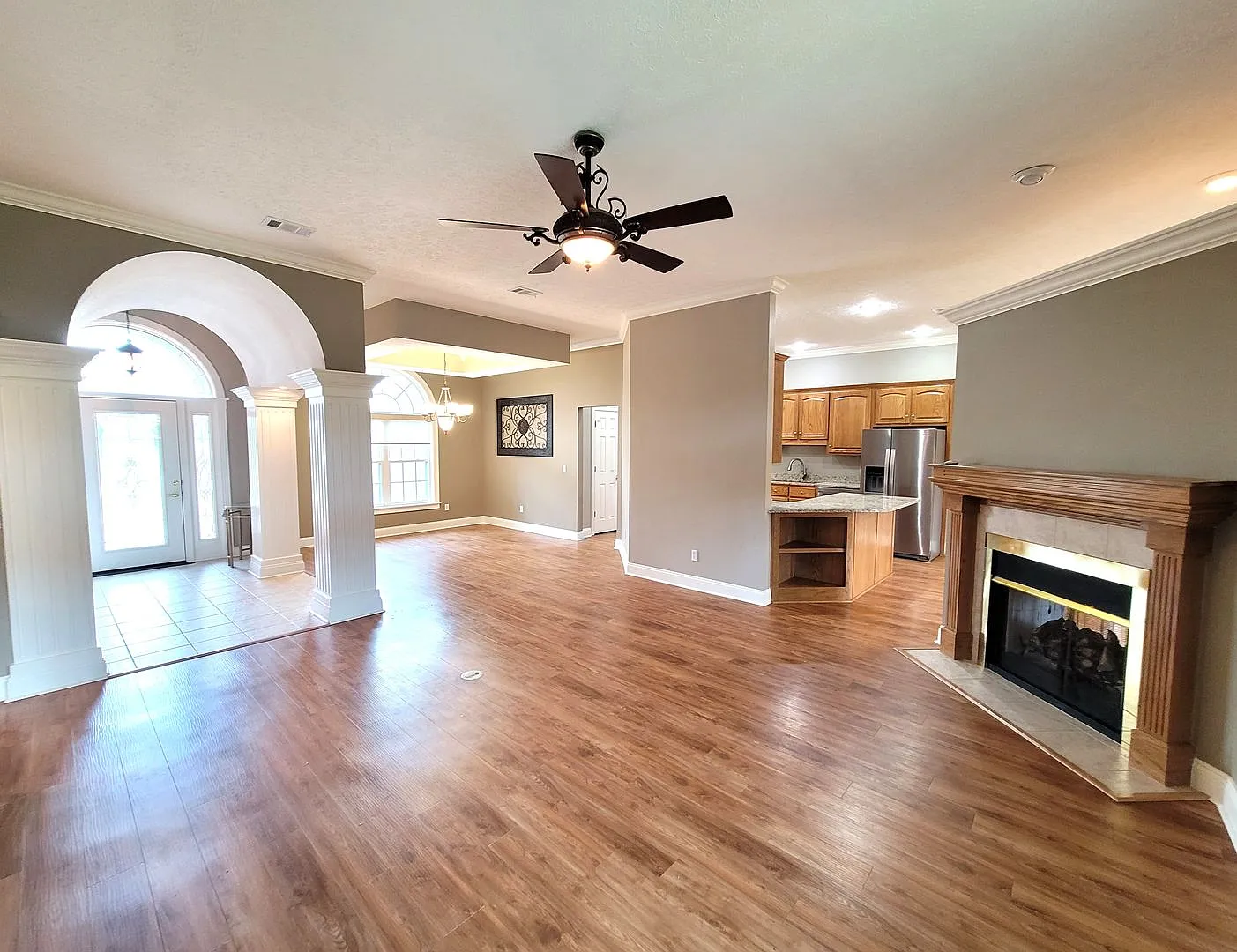 Lynn Haven! Custom Built Brick Home! 4 bedroom 2.5 Bath 2 Car Garage — Photo 3