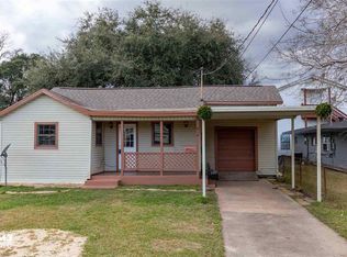 810 Boston Ave, Nederland, TX 77627