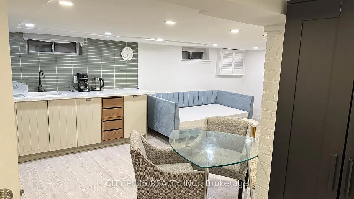 Building Photo - 1184 Avenue Rd #BASEMENT