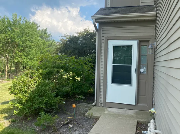 1041 Woodview Ct, Aurora, IL 60502