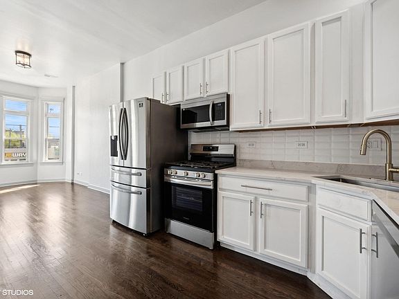 3rd image of 2344 W Fullerton Ave #2