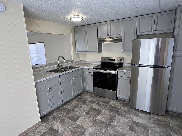 4366.1t - 829 West Harbeck Rd. — Photo 2