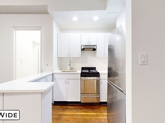 3rd image of 140 E 46th St APT 1R