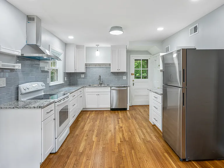 244 N Columbus St — Photo 8