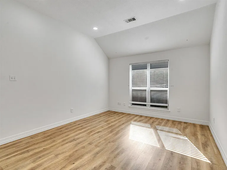 206 Doncaster St — Photo 28