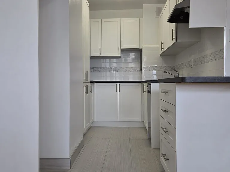 66 Broadway Ave — Photo 23