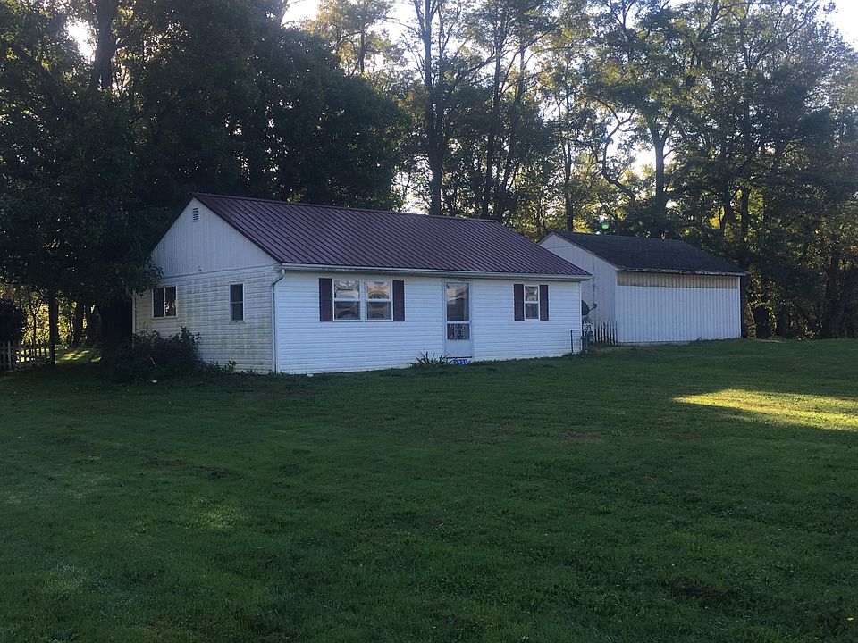 Quiet house in country setting. Within walking distance to s