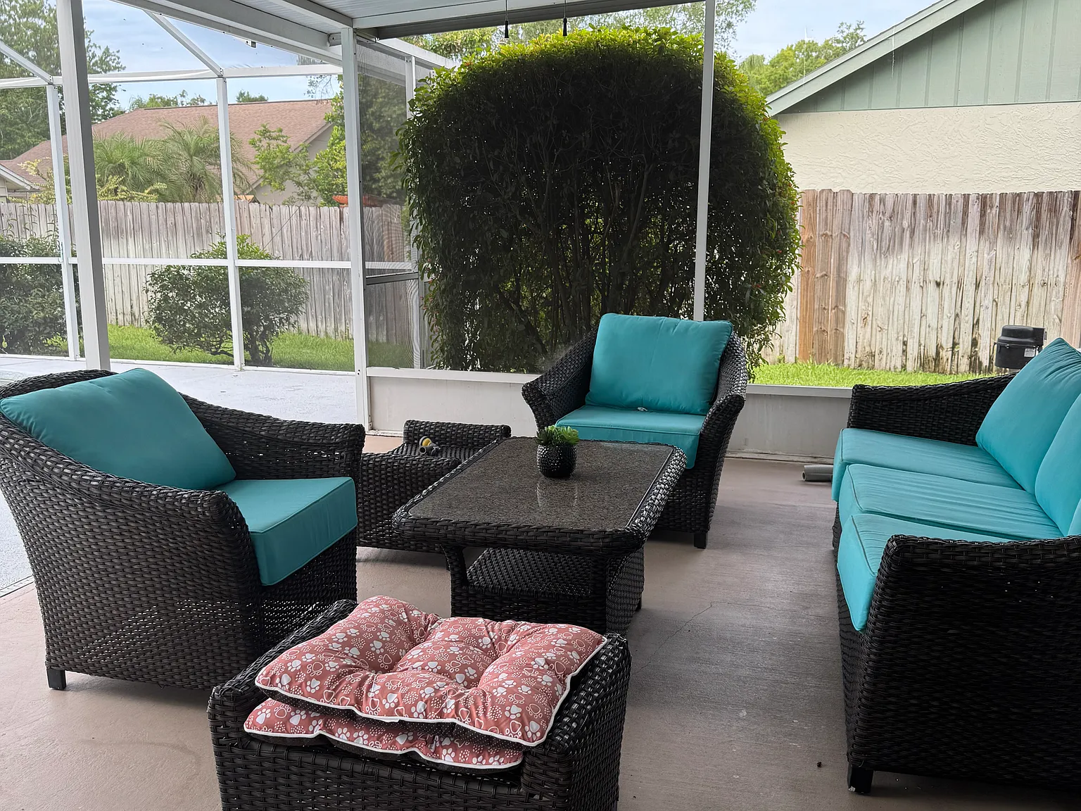 4 bed, 2.5 bath, 2014 sqft, $1,500 — Photo 1