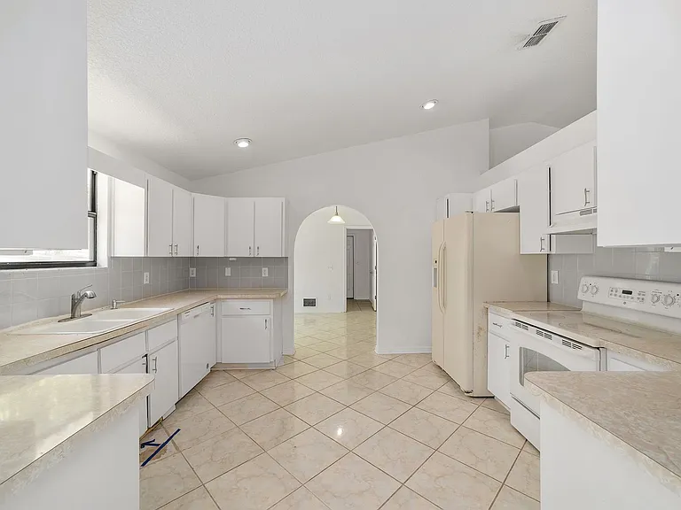 12136 SW 41st Pl — Photo 13