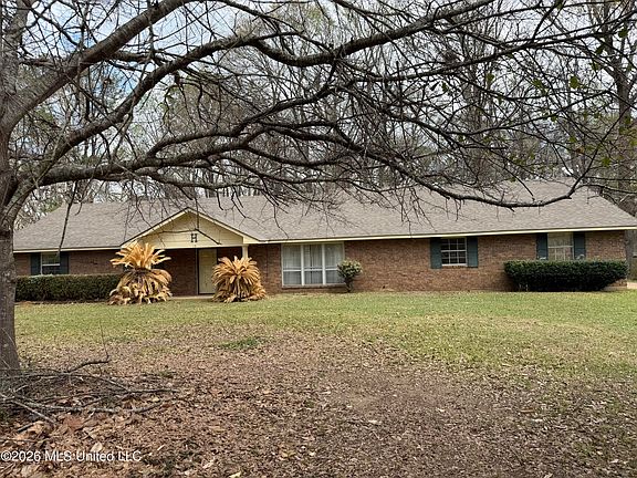 3rd image of 15 Greenfield Dr