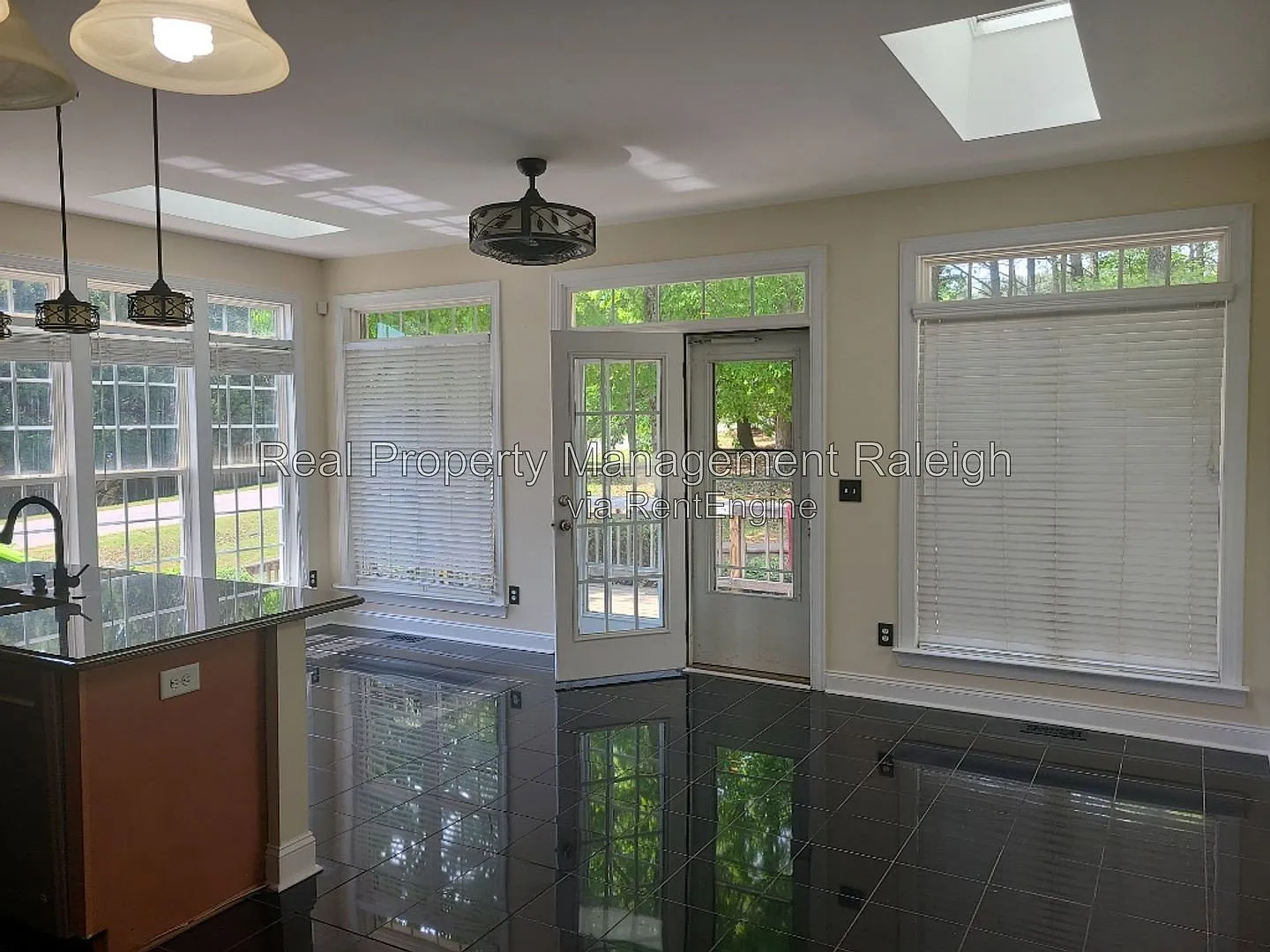 4 bed, 3.5 bath, 4459 sqft, $3,300 — Photo 4