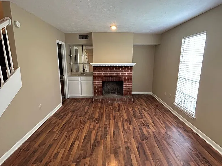 900 Whitworth St — Photo 3