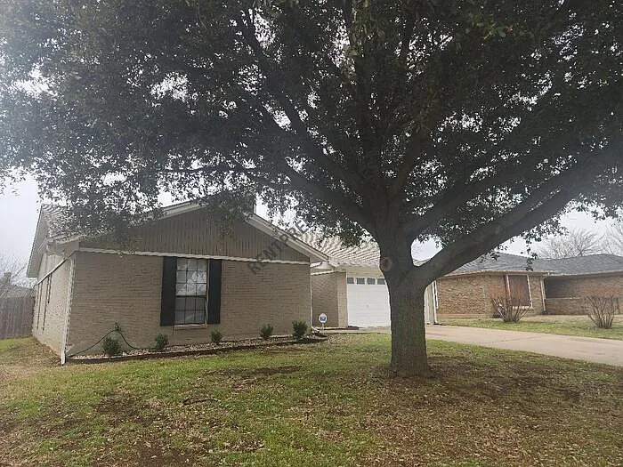 3 bed, 2.0 bath, 1435 sqft, $1,895 — Photo 2