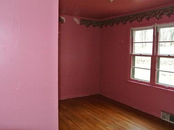 5th image of 2928 Bronson Blvd