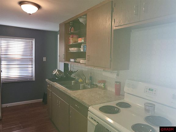 3rd image of 611 W 1st St