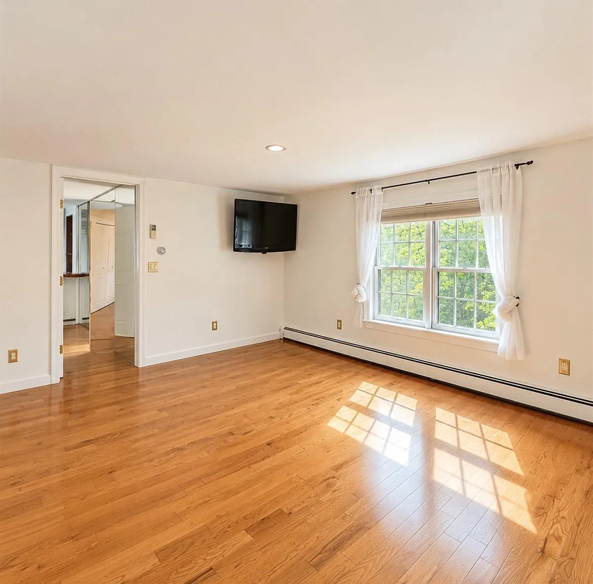 4 bed, 2.5 bath, 1300 sqft, $4,000 — Photo 3
