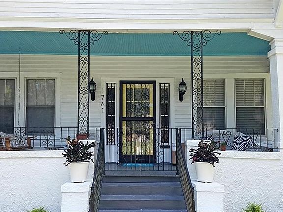 Great front porch! Gated to help keep in your dogs or kiddos :)