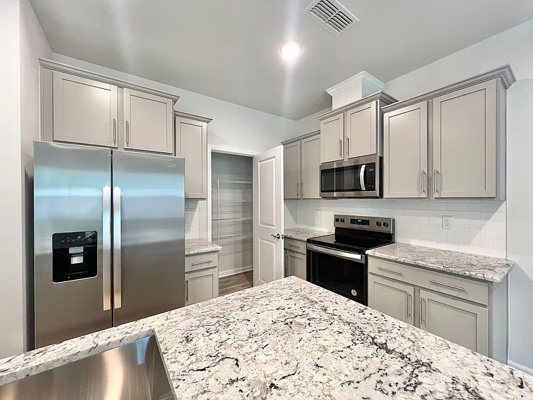 870 McKenzie Park Ter — Photo 4