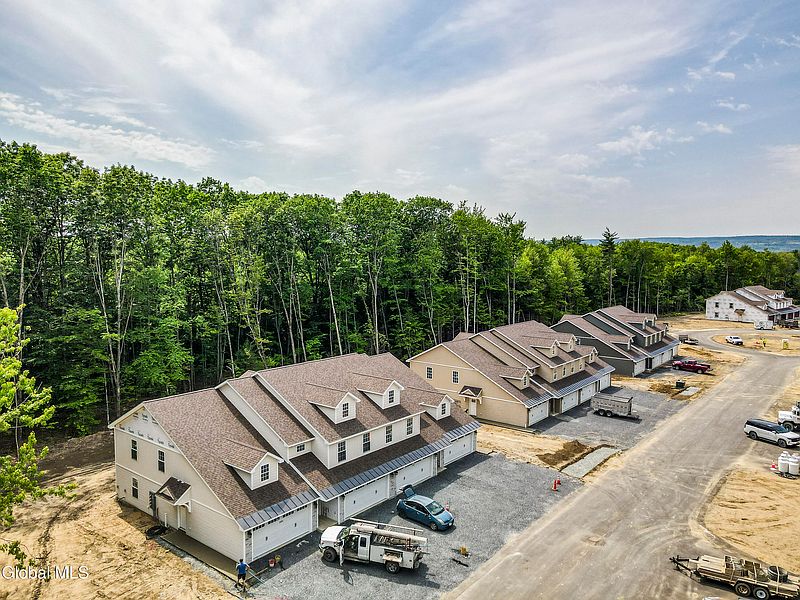 2nd image of 141 Carriage Boulevard