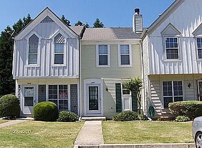 Middle yellow townhome, has lower , bottom 3rd level