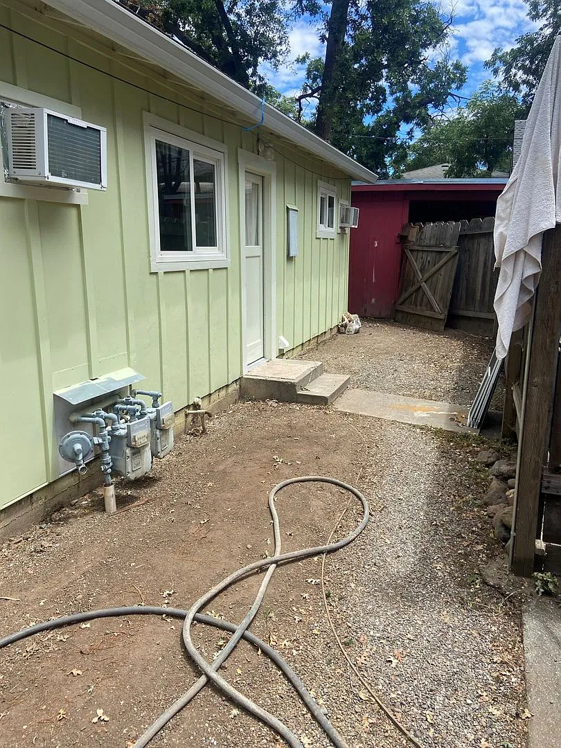 Cute 1 bed 1 bath duplex — Photo 2