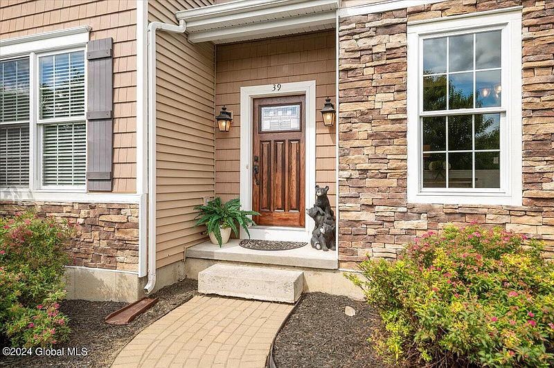 3rd image of 39 Avendale Drive