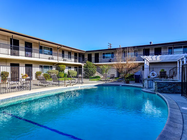 Chanteclaire Apartments — Photo 7