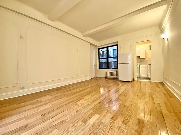 3rd image of 201 E 35th St APT 2G