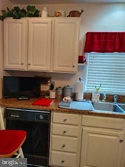 4th image of 265 Glenwood Ct