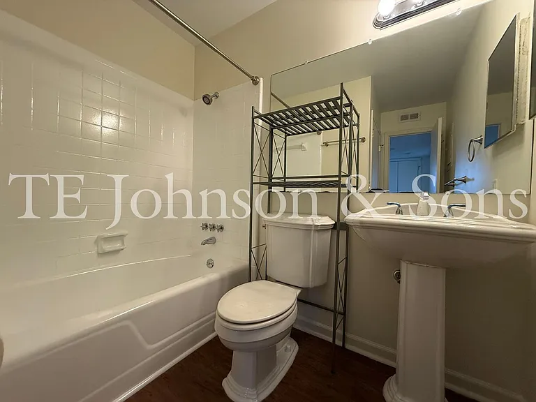 Modern 2 Bedroom Apartment with Water Included on Forsyth St — Photo 19