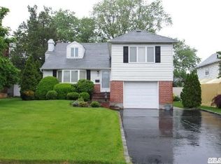 24 Parkview Cir, Bethpage, NY 11714