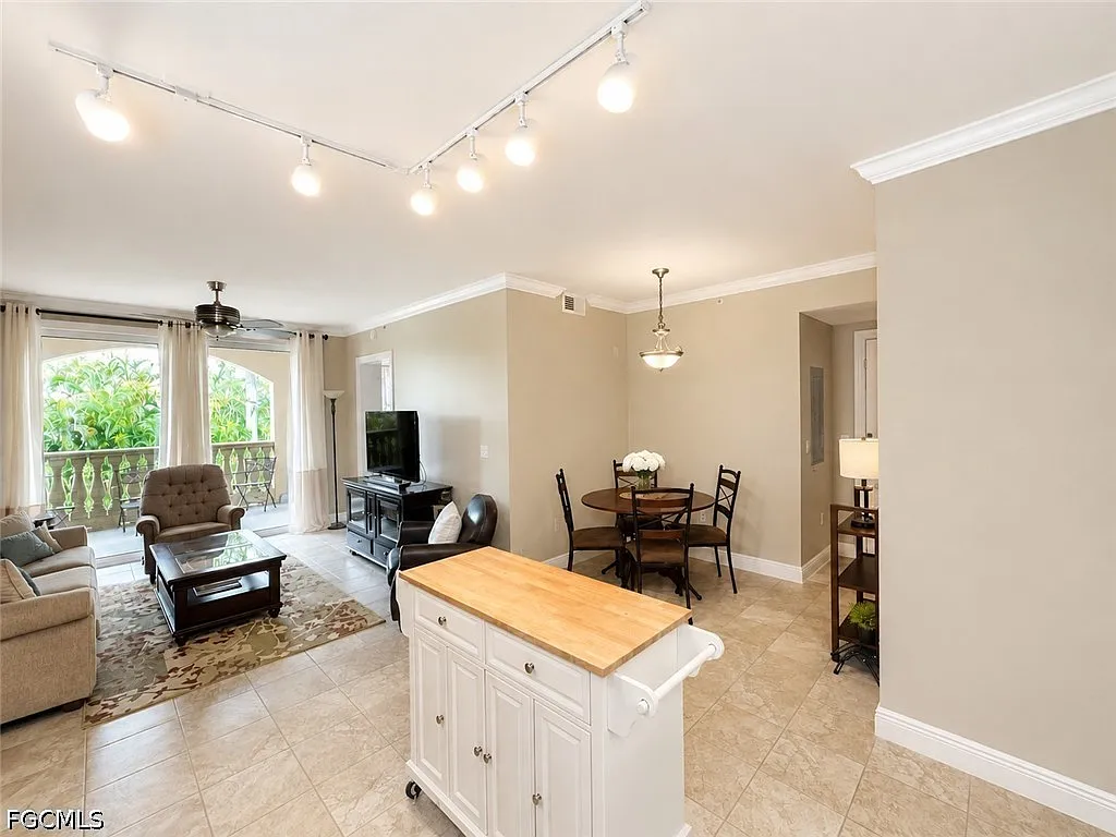 2 bed, 2.5 bath, 1003 sqft, $2,000 — Photo 3