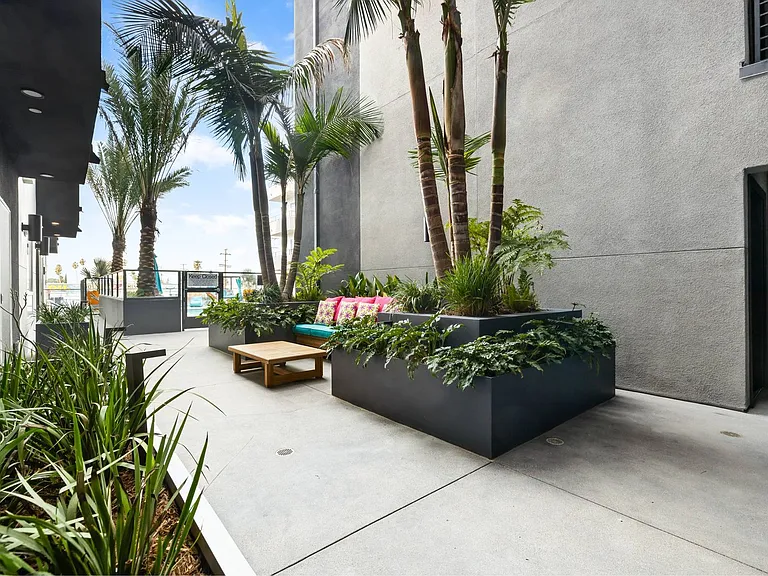 MODERNO Axis Luxury Living — Photo 25