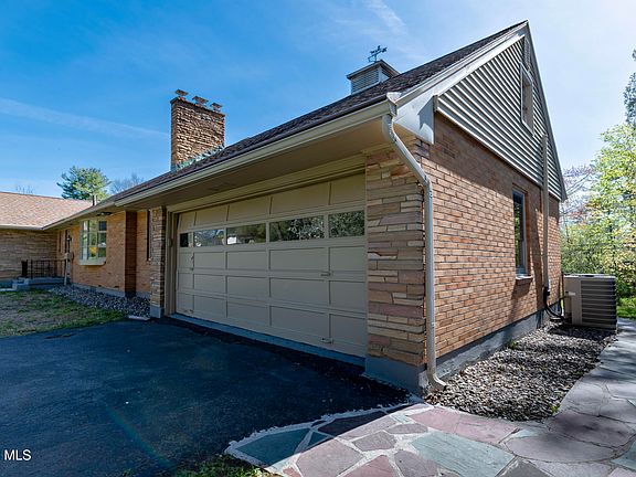 3rd image of 1258 Hawthorn Road