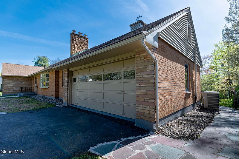 3rd image of 1258 Hawthorn Road