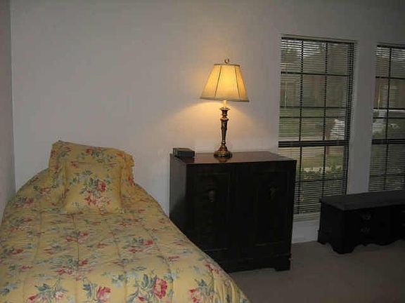 3rd image of 989 Acorn Dr