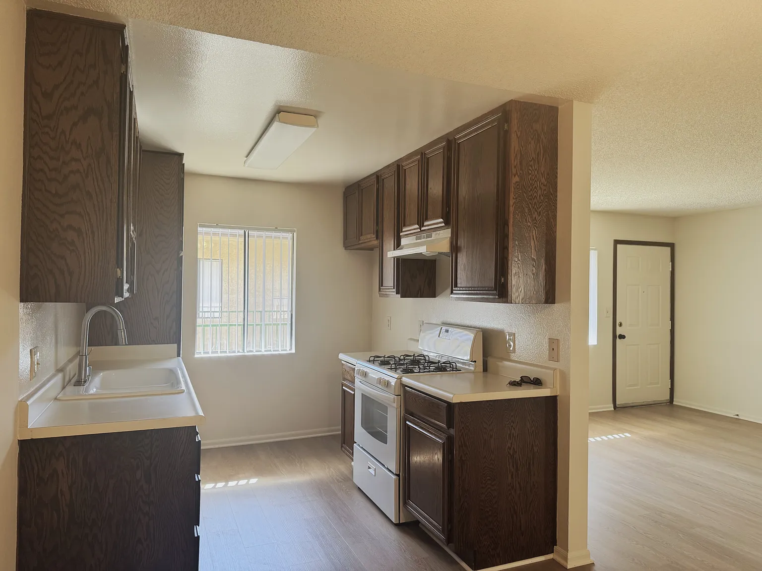 2 bed, 950 sqft, $2,400 — Photo 2