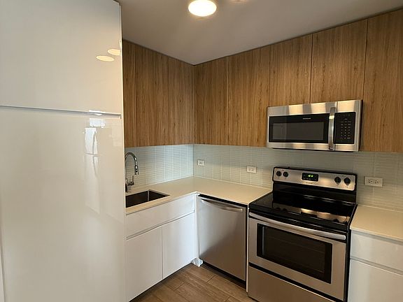 2nd image of 538 W Wrightwood Ave #1701R