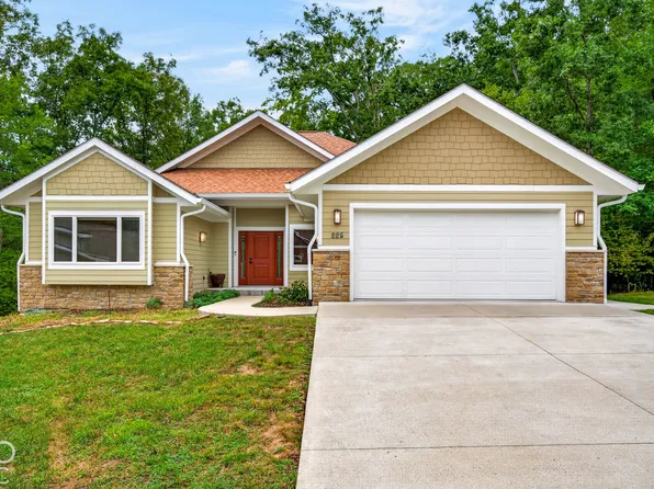 225 Pine Hills Dr, Nashville, IN 47448