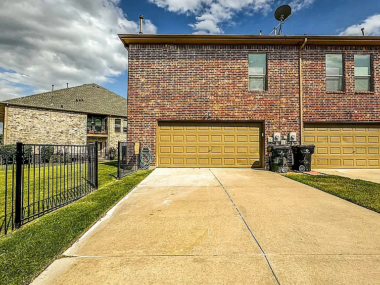 6712 Pistoia Dr — Photo 2