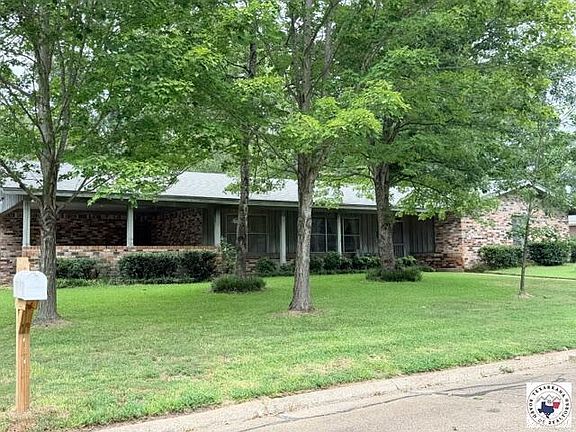 3rd image of 14 Regency Dr