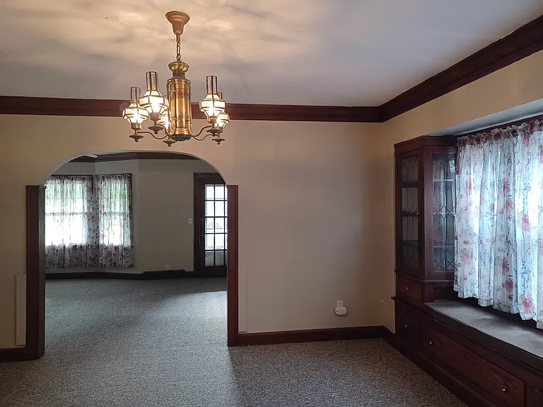 Large dining room space for entertaining.
