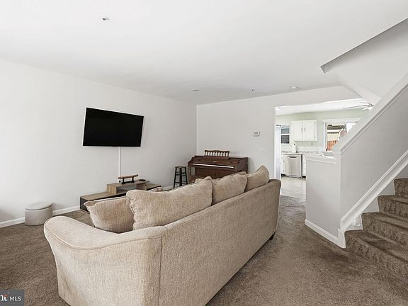 4th image of 22 Arrowood Ct