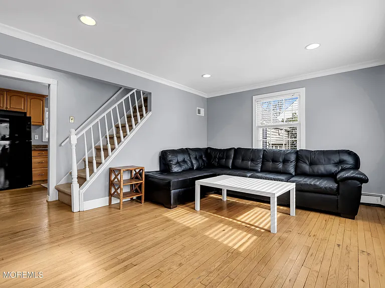 329 Yorke Ave — Photo 4