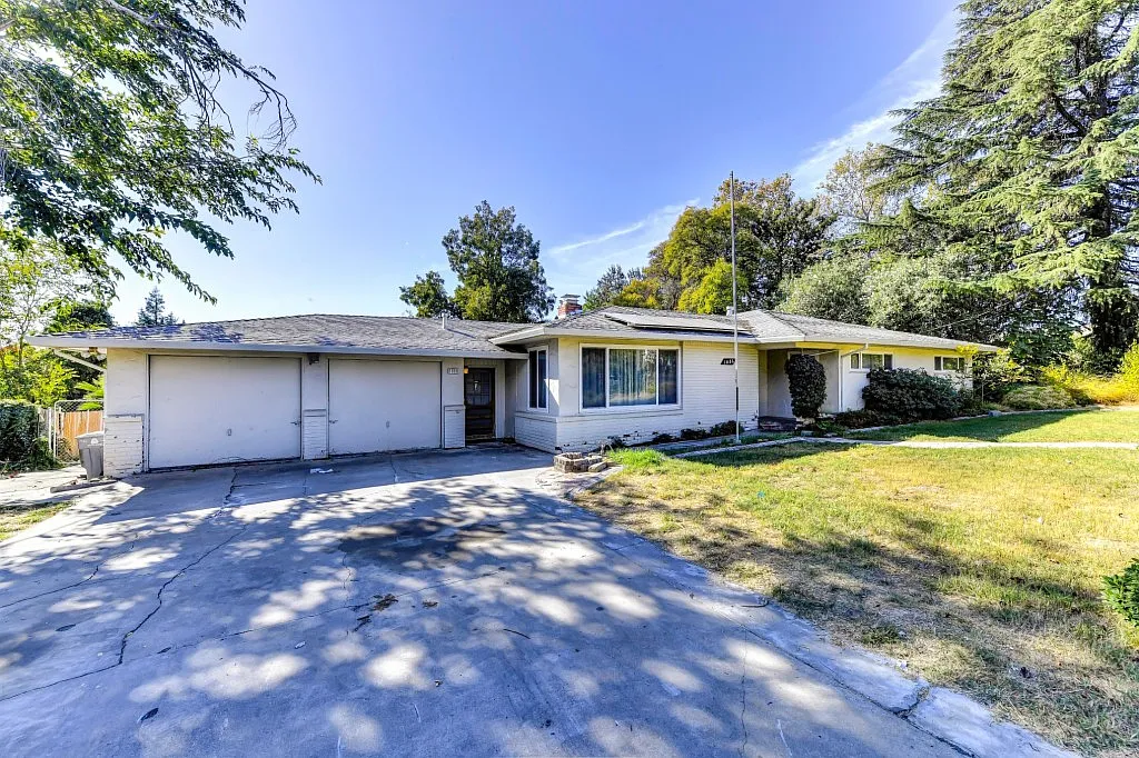 1086 La Casa Ave photo 1