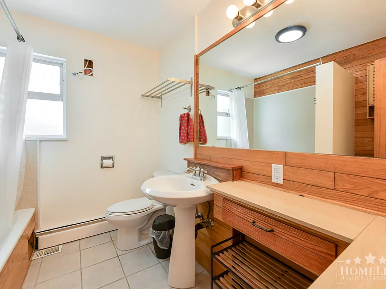 13900 Blackburn Ave #HOUSE — Photo 11